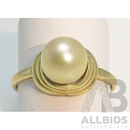 MIKIMOTO Pearl Ring. 14ct Gold