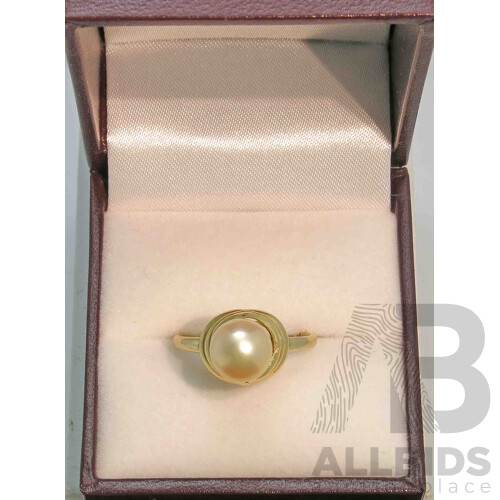 MIKIMOTO Pearl Ring. 14ct Gold