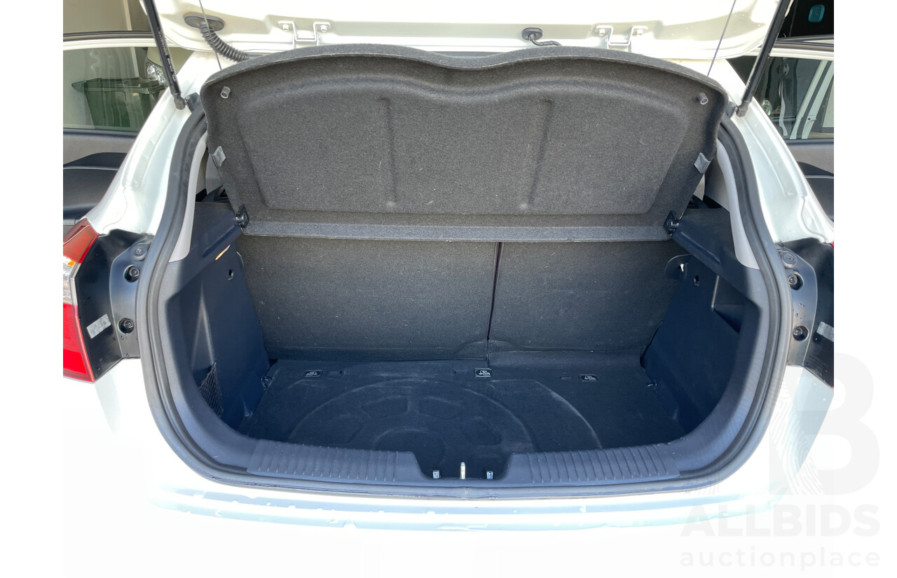 10/2015 Kia RIO S UB MY16 5d Hatchback White 1.4L