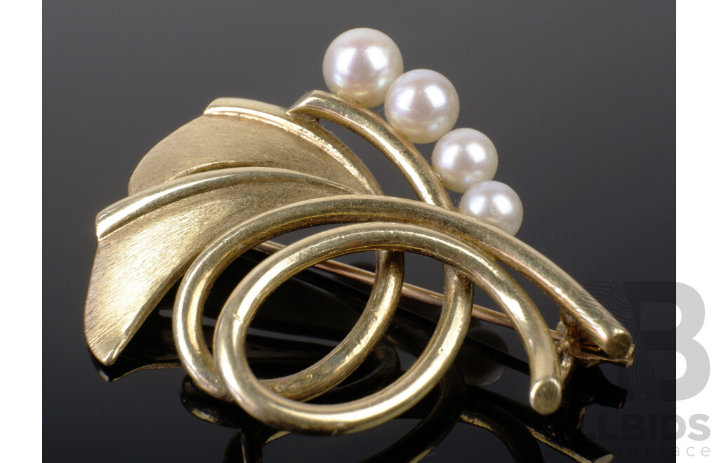 14ct Yellow Gold Brooch with Four Round Cultured Pearls, White with Very High Lustre, 9.6g