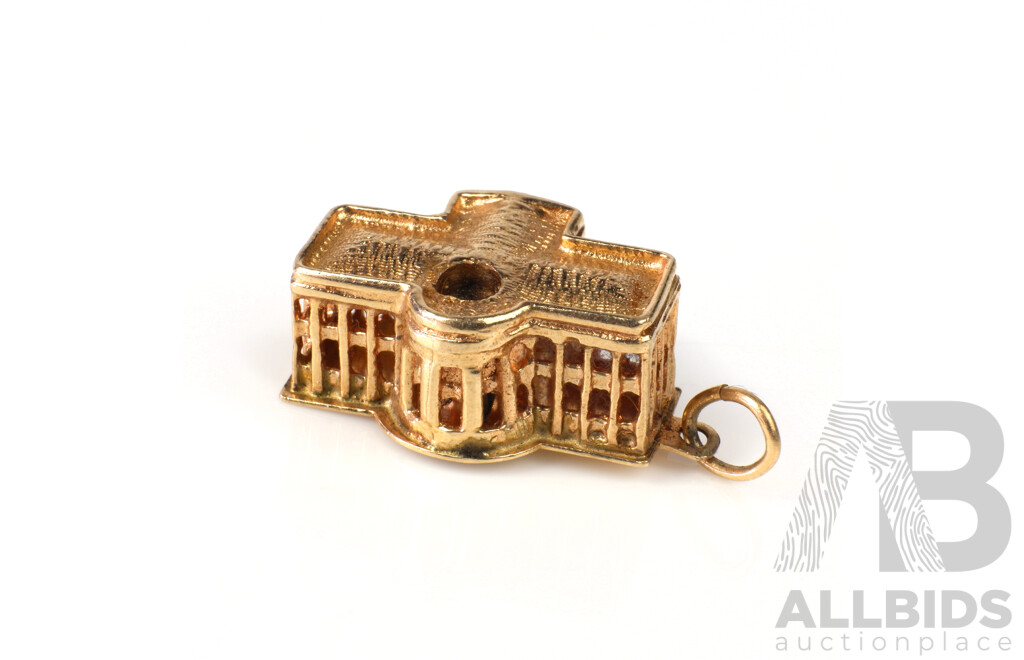 14ct Yellow Gold Pendant of the White House, 5.3g