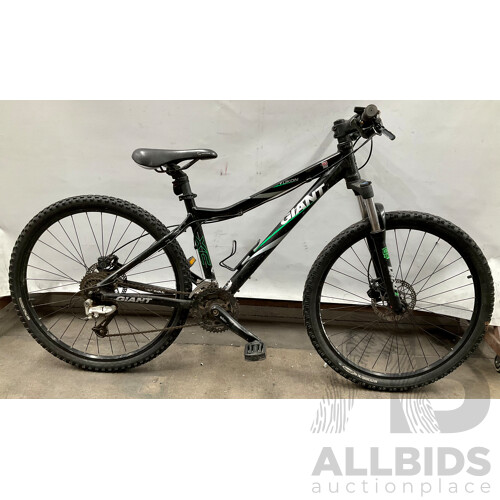 Giant Yukon XC Mountain Bike - Black