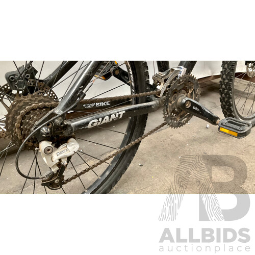 Giant Yukon XC Mountain Bike - Black