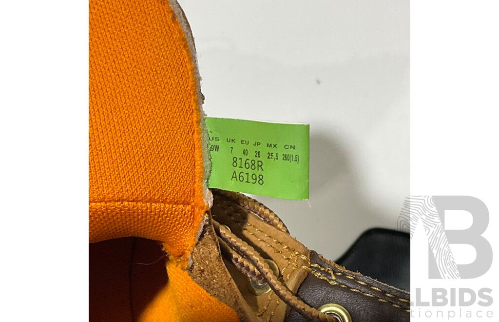 TIMBERLAND Womens Work Boots (UK Size 7) - DKNY 4 in 1 Double Zip Crossbody Handbag - PUMA Graphic Tee White (Size M) - PUMA Graphic Tee Black (Size M) - PUMA Seamless Sports Bra 2 Pack Black and White (Size M)