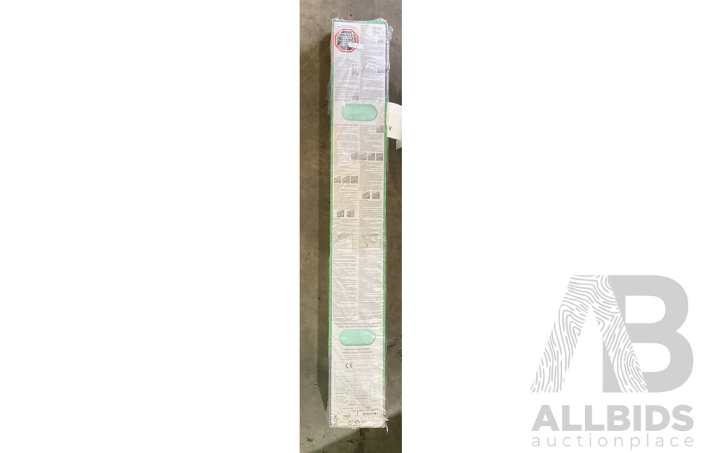 GOLDEN SELECT Hartford Oak Water Resistant Laminate Flooring (Cover 1.15m2) - Lot of 3 - Estimated Total ORP $215.00