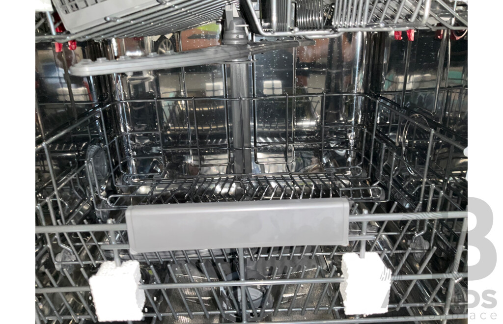WHIRLPOOL (WFE2B19XAUS) Freestanding Dishwasher - ORP $999.00