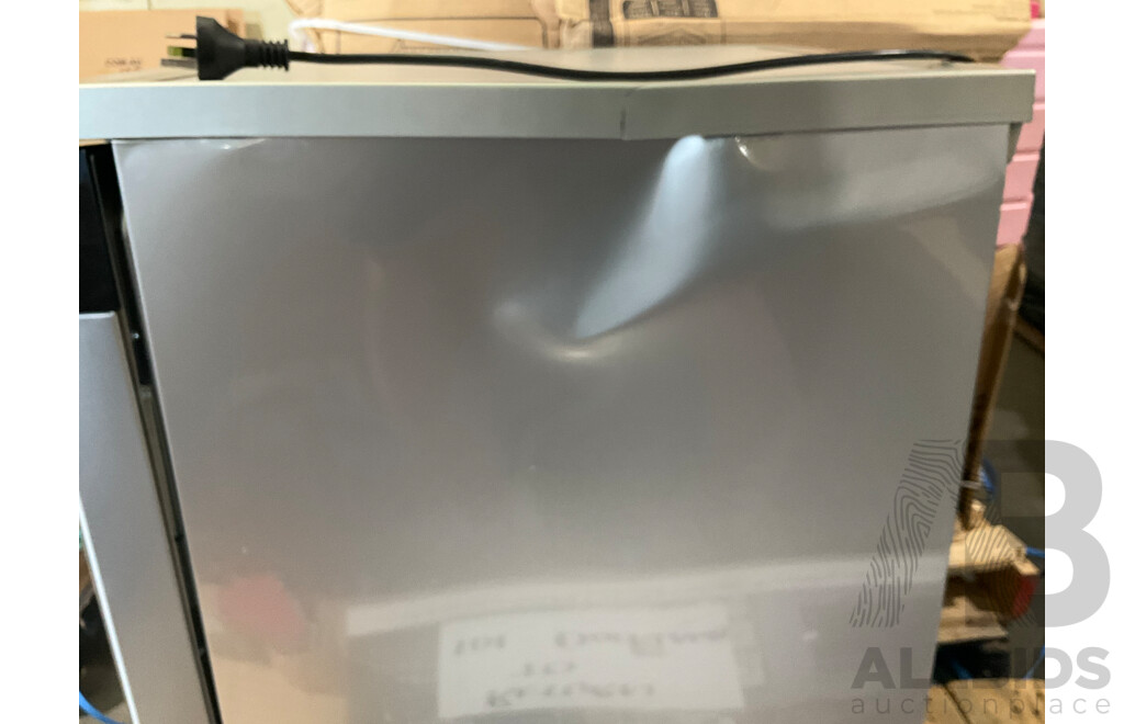 WHIRLPOOL (WFE2B19XAUS) Freestanding Dishwasher - ORP $999.00