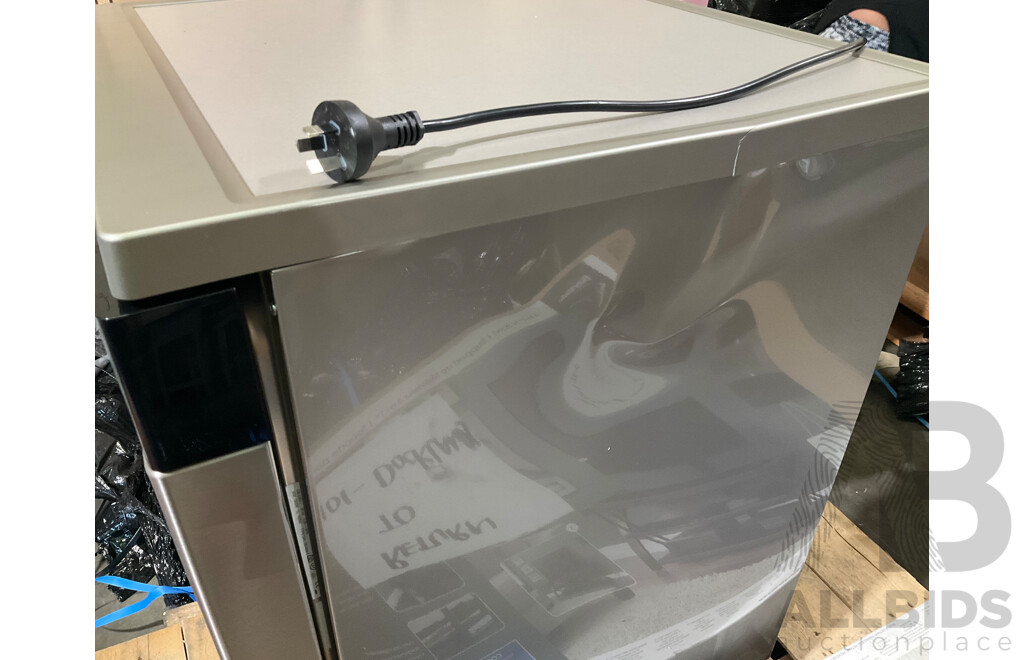 WHIRLPOOL (WFE2B19XAUS) Freestanding Dishwasher - ORP $999.00