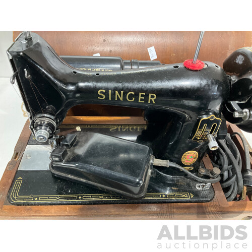 Vintage Singer Sewing Machine With Foot Pedal and Cover With Key