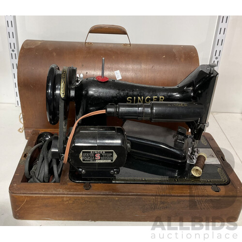 Vintage Singer Sewing Machine With Foot Pedal and Cover With Key