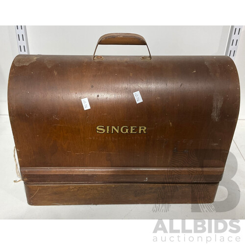 Vintage Singer Sewing Machine With Foot Pedal and Cover With Key