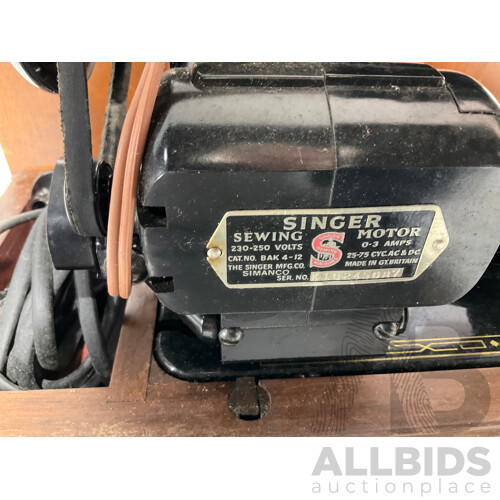 Vintage Singer Sewing Machine With Foot Pedal and Cover With Key