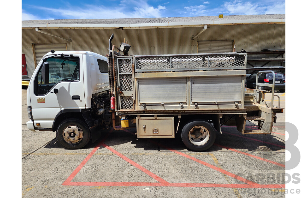 06/2007 Isuzu NPR 200 N5 Medium 2d Truck White 5.2L Turbo Diesel - 150hp