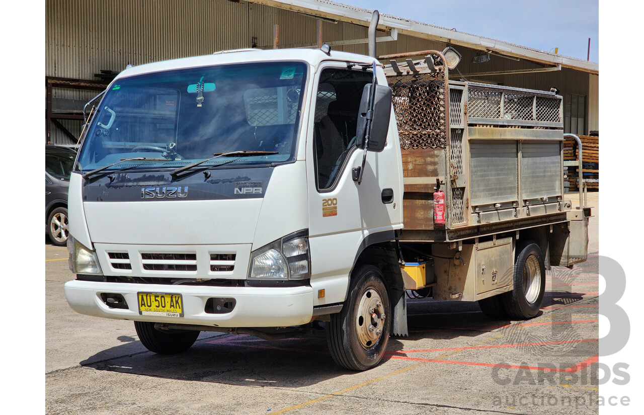 06/2007 Isuzu NPR 200 N5 Medium 2d Truck White 5.2L Turbo Diesel - 150hp