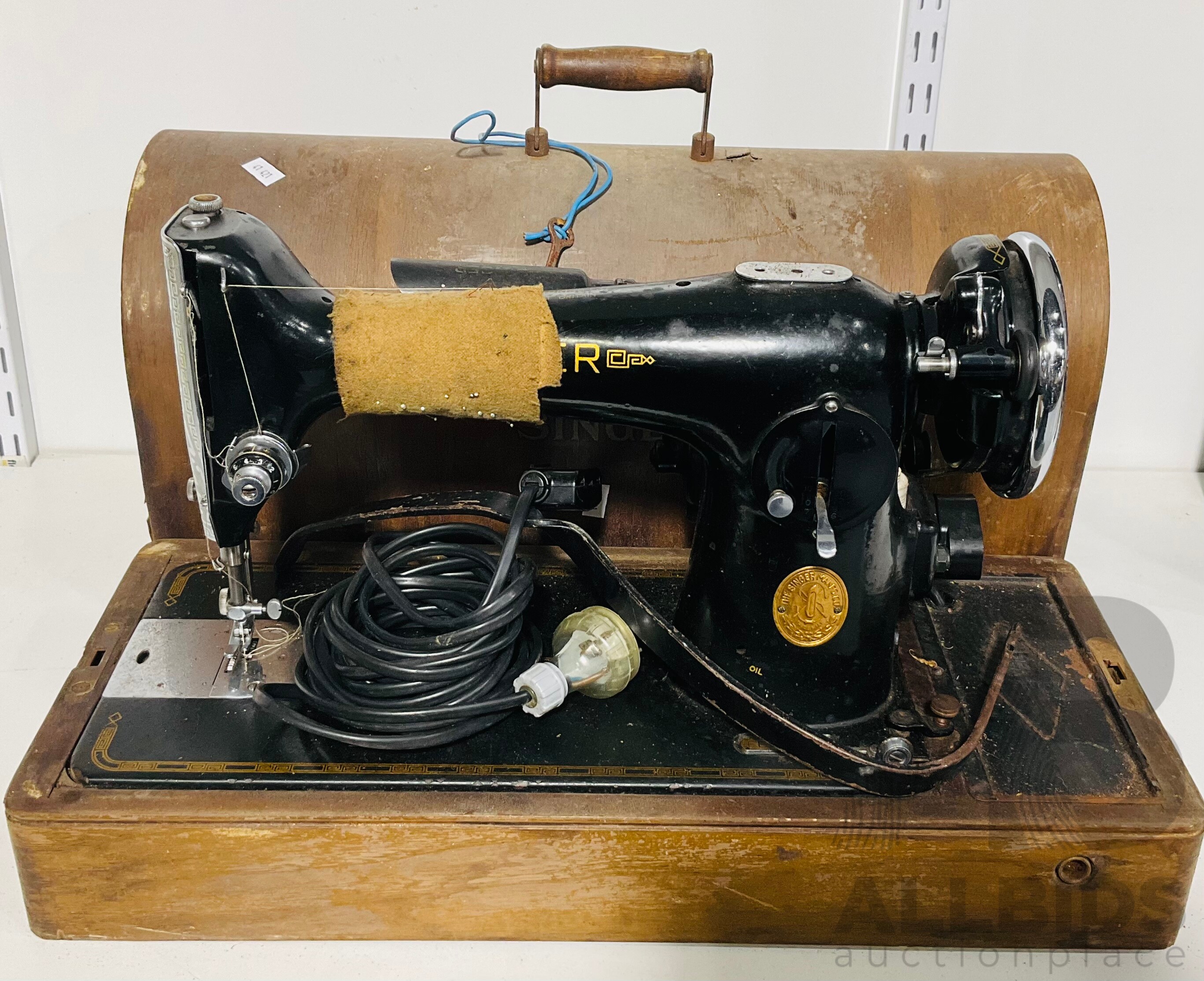 Vintage Singer Sewing Machine With - Lot 1430104