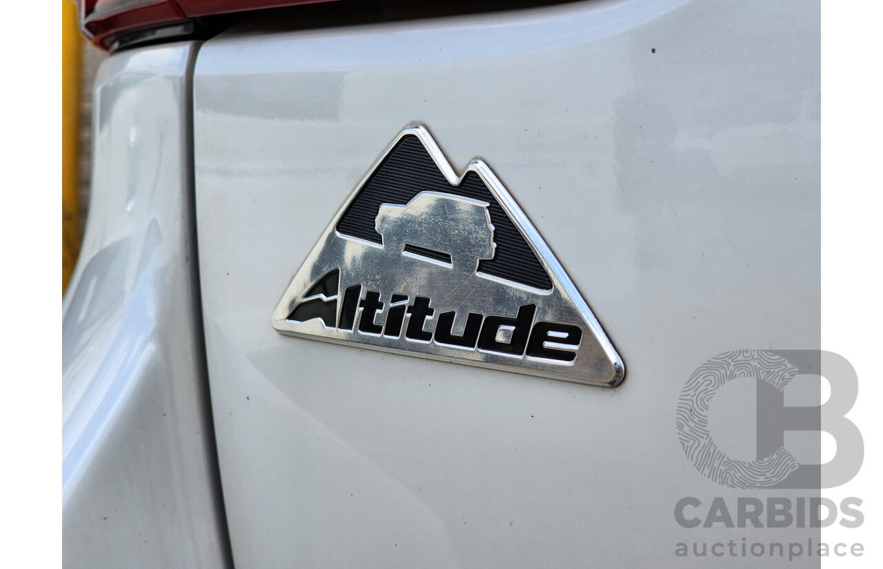 9/2011 Toyota Landcruiser Altitude SE VDJ200R 4d Wagon White 4.5L V8 Turbo Diesel - 8 Seater