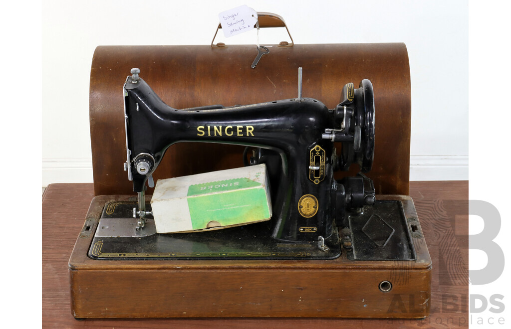 Vintage Singer Sewing Machine in Timber Case