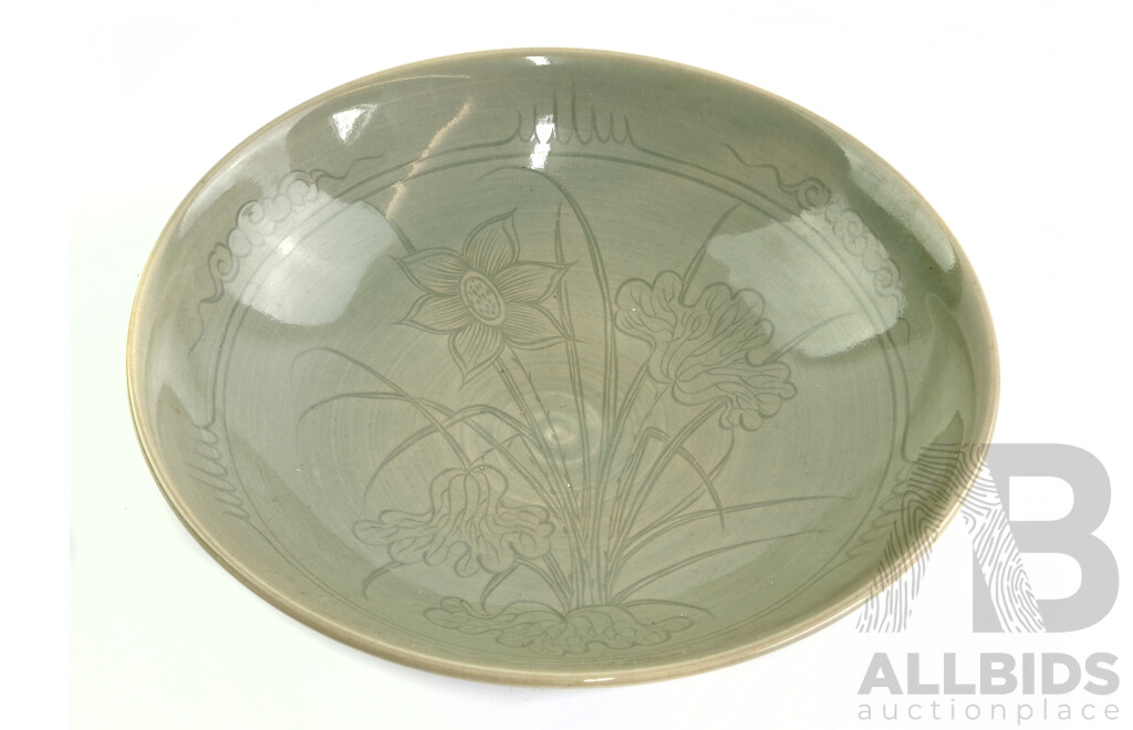 Chinese Porcelain Celedon Bowl with Floral and Cloudband Decration