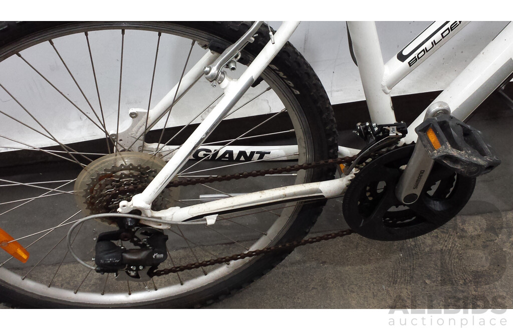 Giant Boulder 3 18 Inch Front Suspension Mountain Bike