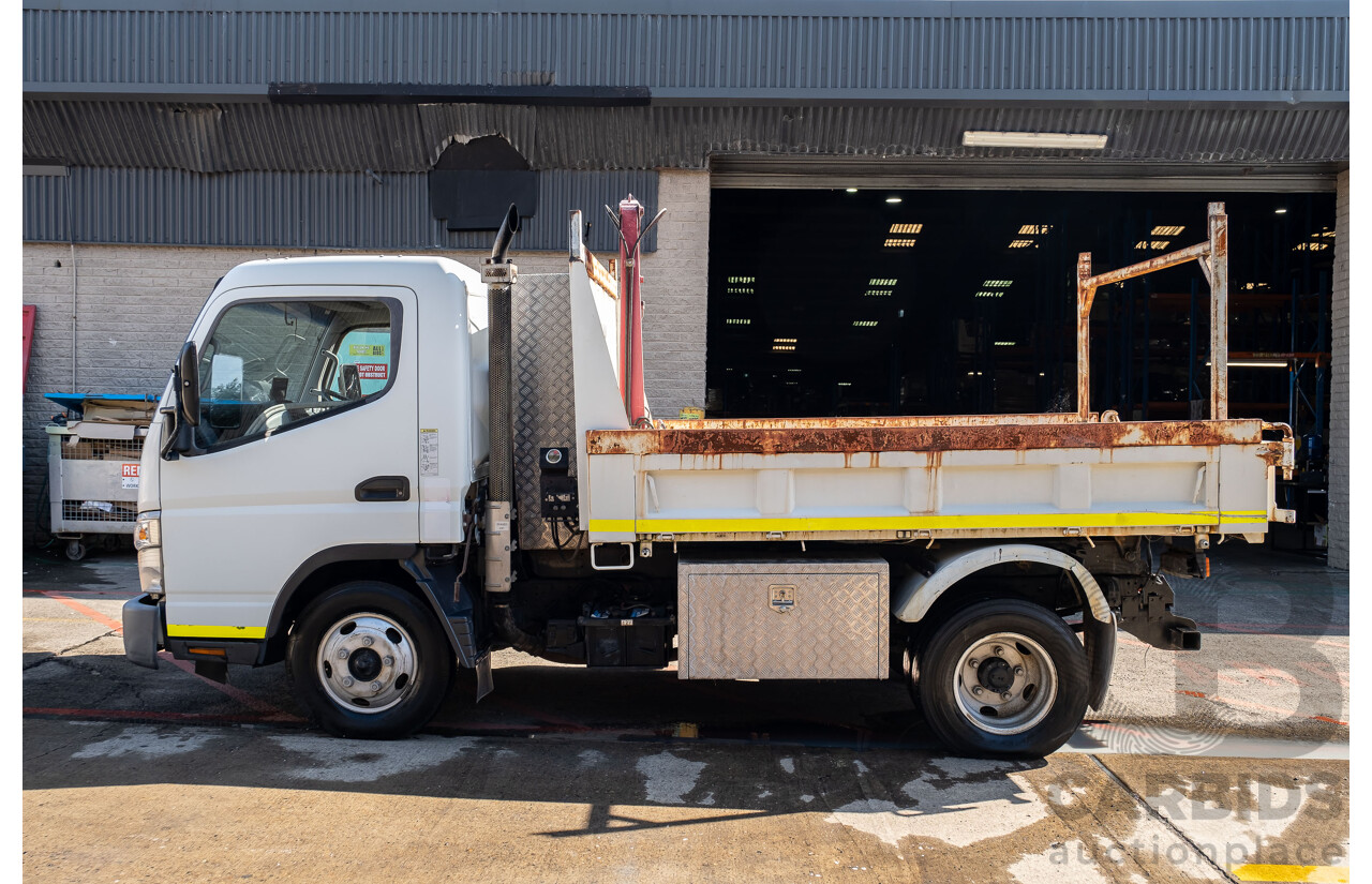 12/2007 Mitsubishi Canter Fuso 7/800 Tipper Truck with HIAB 2d White 3.9L Turbo Diesel