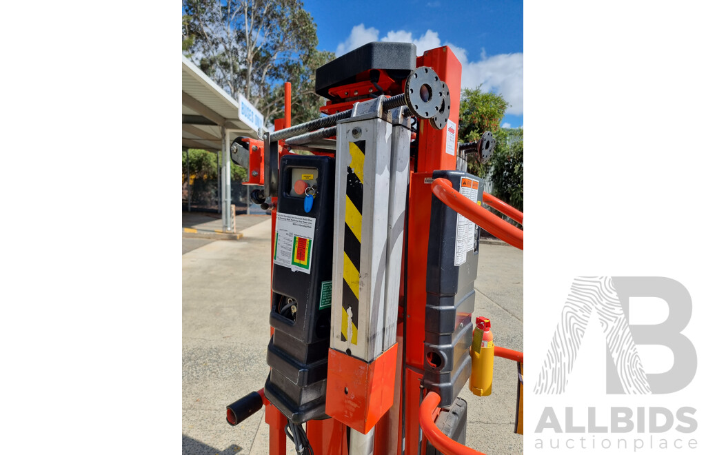 Snorkel UL25 Push-Around Mast Lift