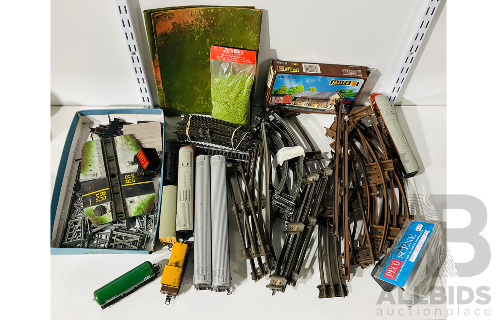 Collection of Model Train Landscape Materials, Goods Shed Kit, Power Supply, Tracks and OO Gauge Carriages and Locos for Spares (Loco 8003 Runs)