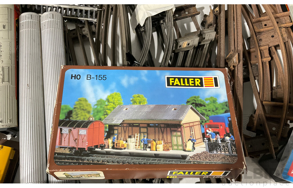 Collection of Model Train Landscape Materials, Goods Shed Kit, Power Supply, Tracks and OO Gauge Carriages and Locos for Spares (Loco 8003 Runs)