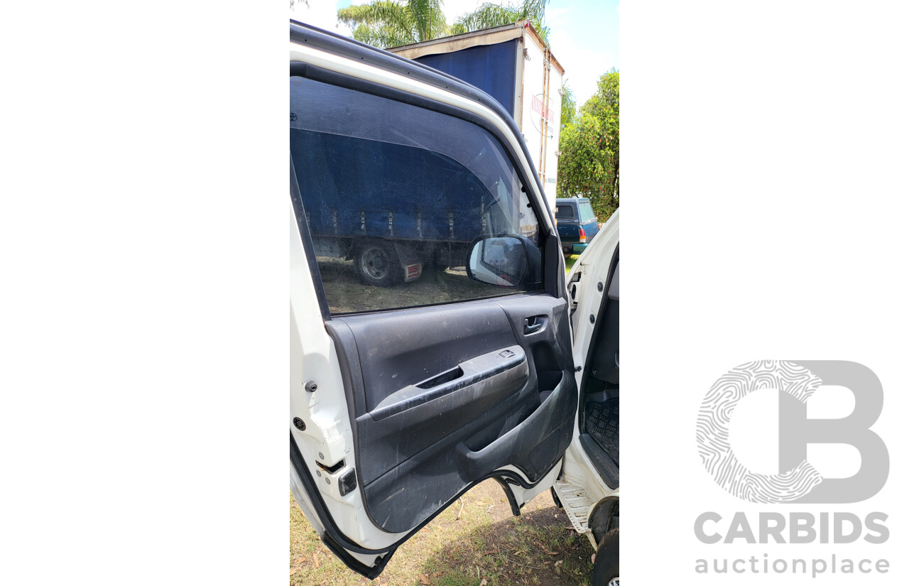 6/2007 Toyota Hiace LWB TRH201R MY07 4d Van White 2.7L, 1 owner