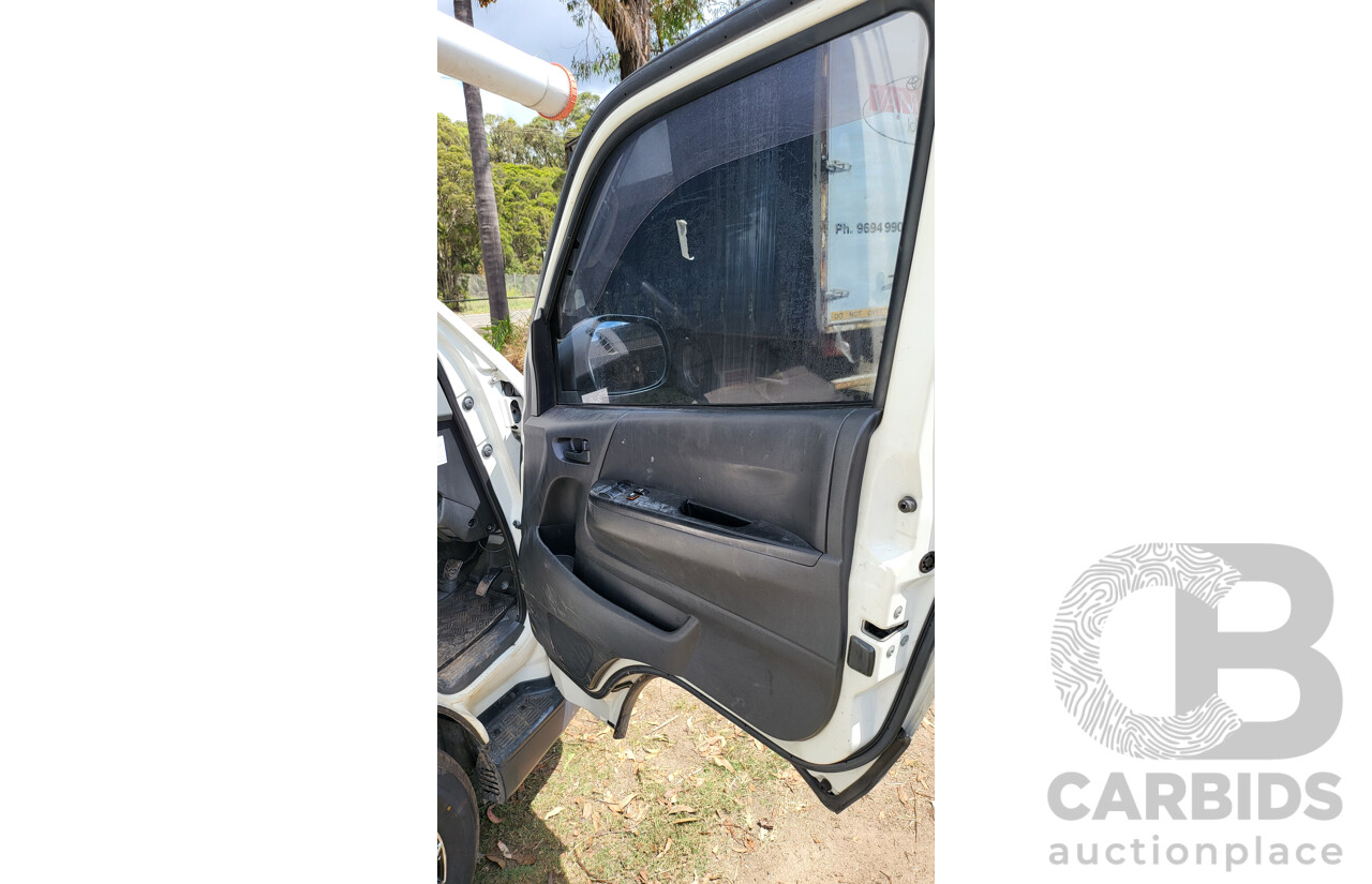 6/2007 Toyota Hiace LWB TRH201R MY07 4d Van White 2.7L, 1 owner