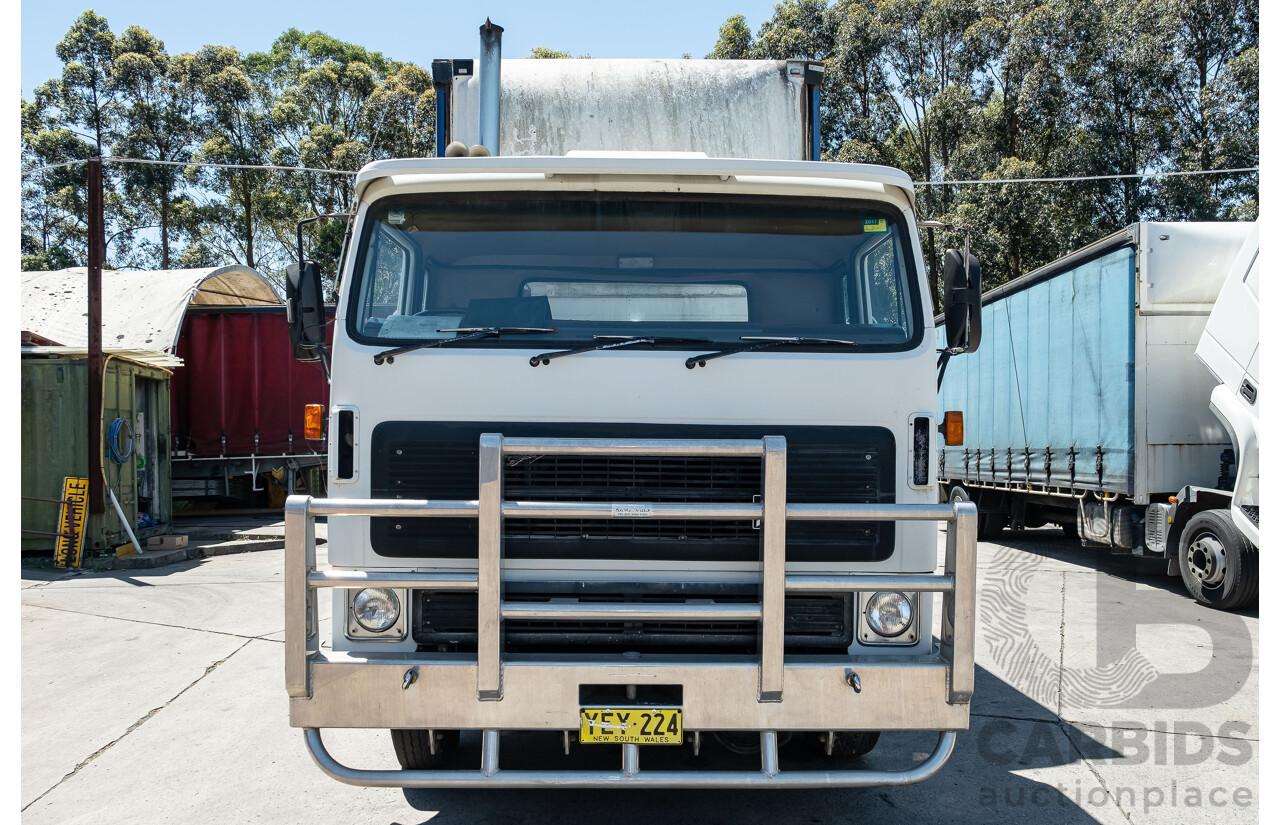 02/1994 International 2700/444 XT 12 Pallet Cabover Curtainside Pantech Truck