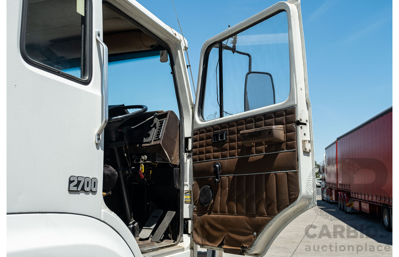 02/1994 International 2700/444 XT 12 Pallet Cabover Curtainside Pantech Truck