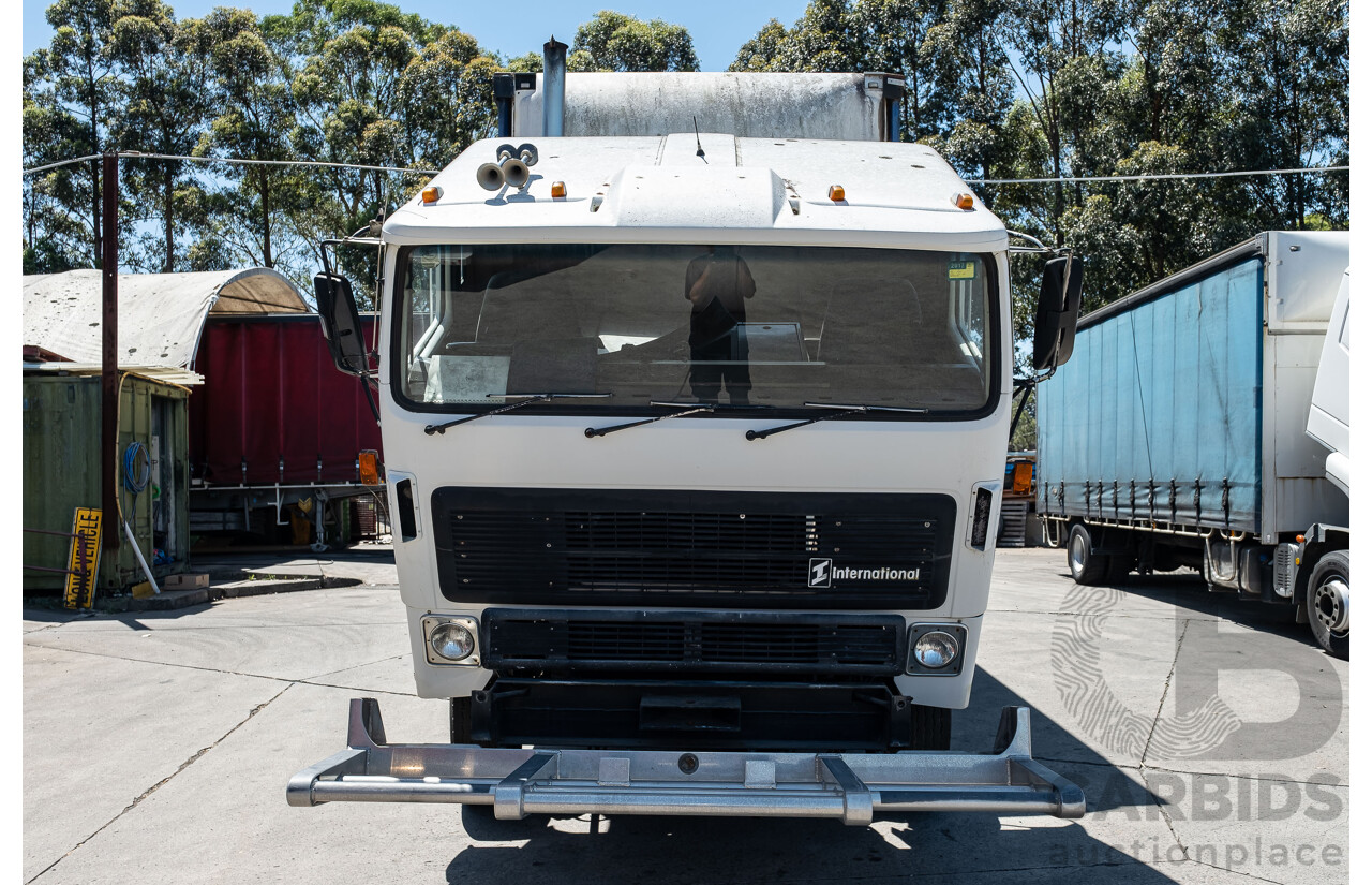 02/1994 International 2700/444 XT 12 Pallet Cabover Curtainside Pantech Truck