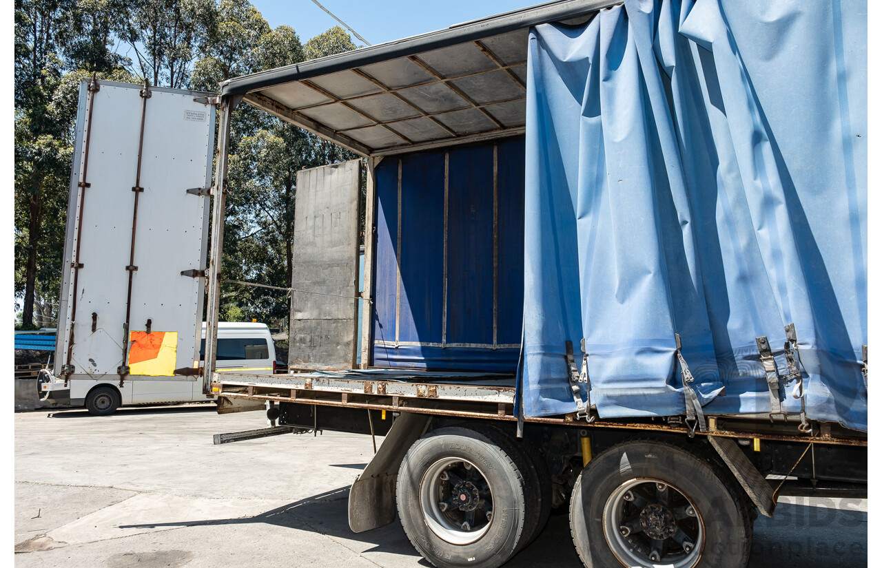 02/1994 International 2700/444 XT 12 Pallet Cabover Curtainside Pantech Truck