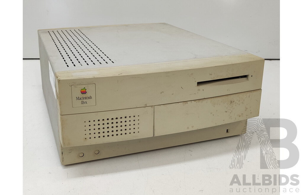 Apple (M1350) Macintosh IIvx Performa 600 Desktop Computer