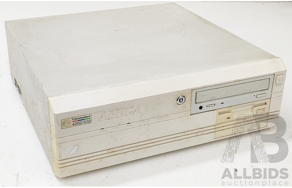 Commodore (A4000) Amiga 4000 Desktop Computer