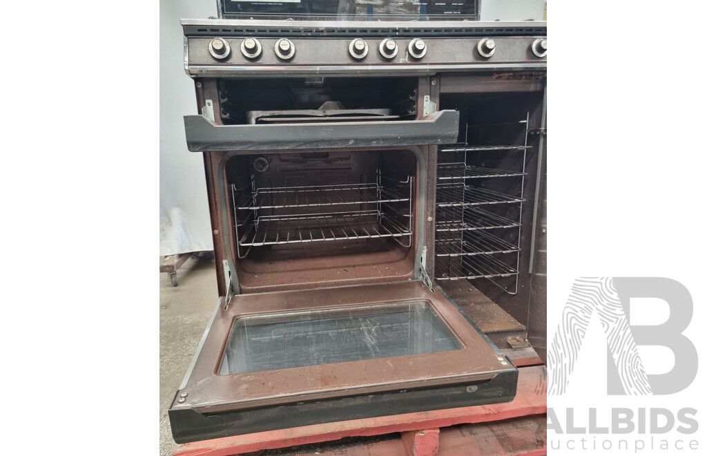Vintage/Retro CHEF 'Society' Upright Natural Gas Oven and Cooktop