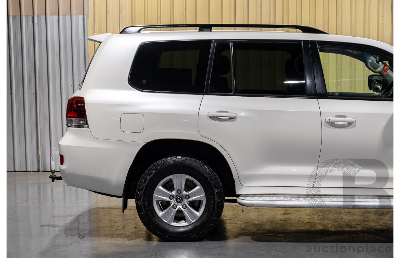 4/2017 Toyota Landcruiser 200 Series Altitude MY17 (4x4) VDJ200R 4d Wagon White V8 Turbo Diesel 4.5L - 7 Seater