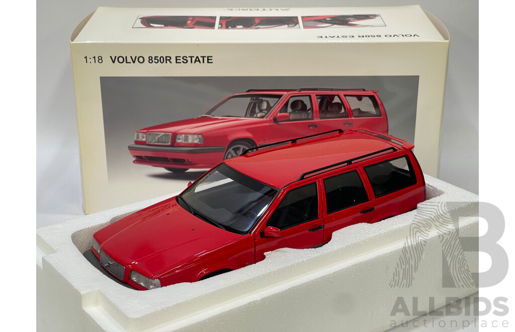 Autoart Millennium 1996 Volvo 850R Estate - 1/18 Scale