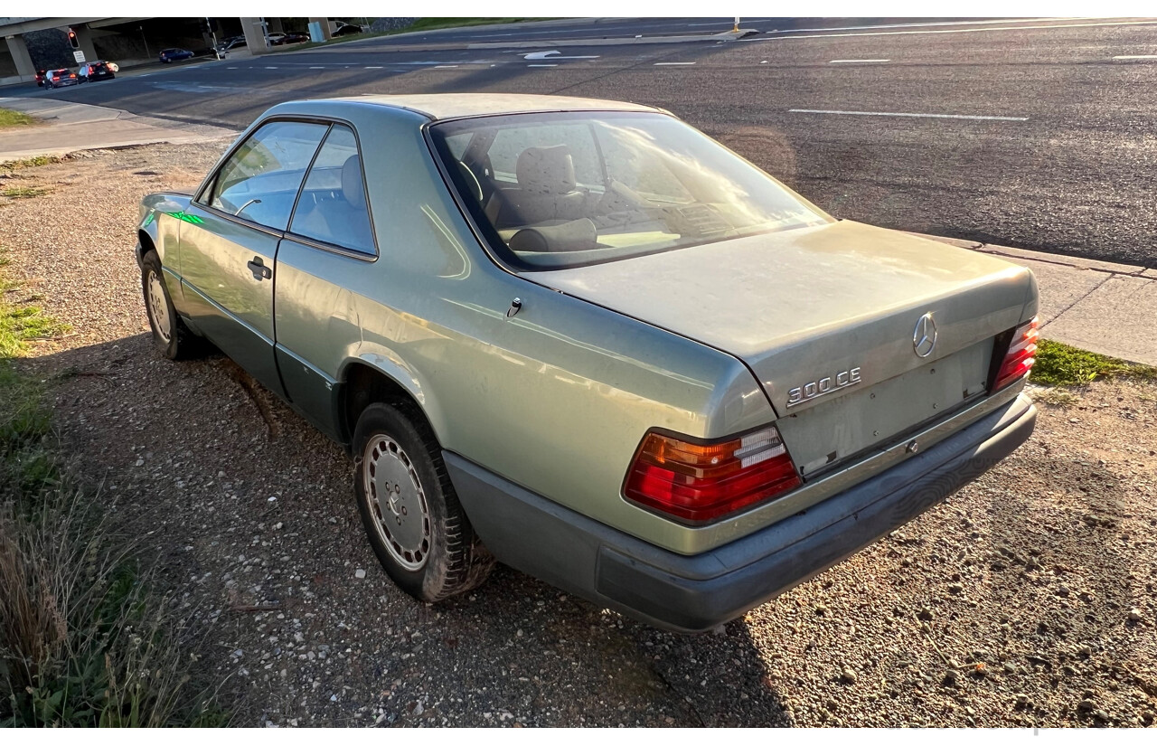 1/1989 Mercedes-Benz 300 CE C124 2d Coupe Green 3.0L