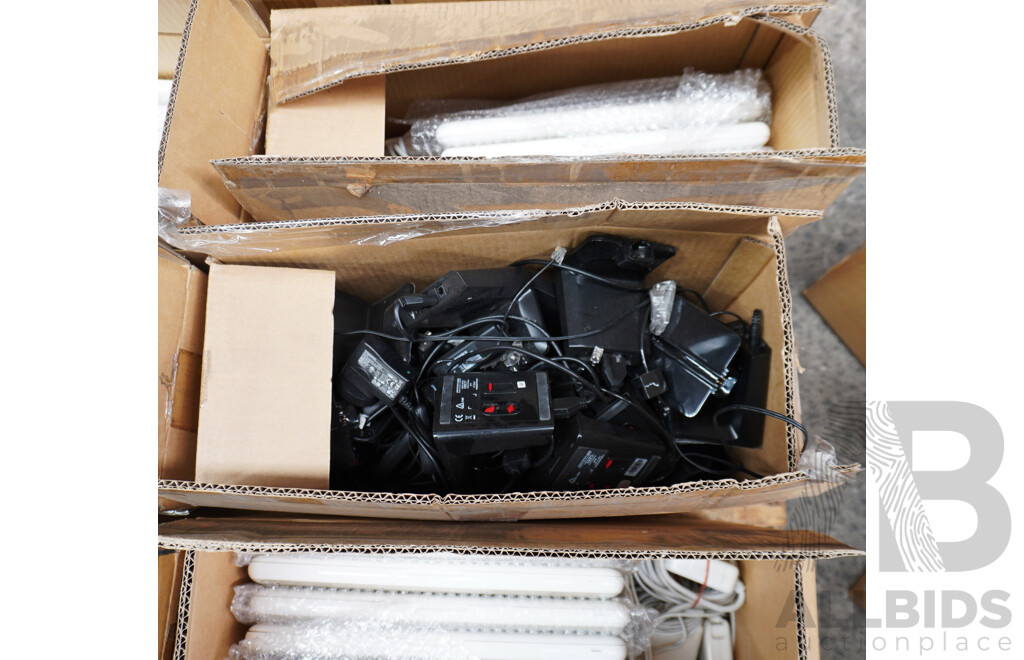 Pallet Lot of Assorted Docking Stations/Laptops/IT Accessories