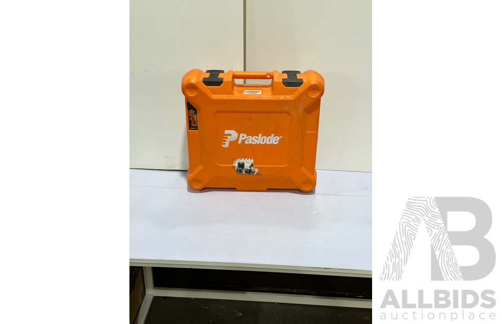 Paslode IM 90 Lithium Nail Gun