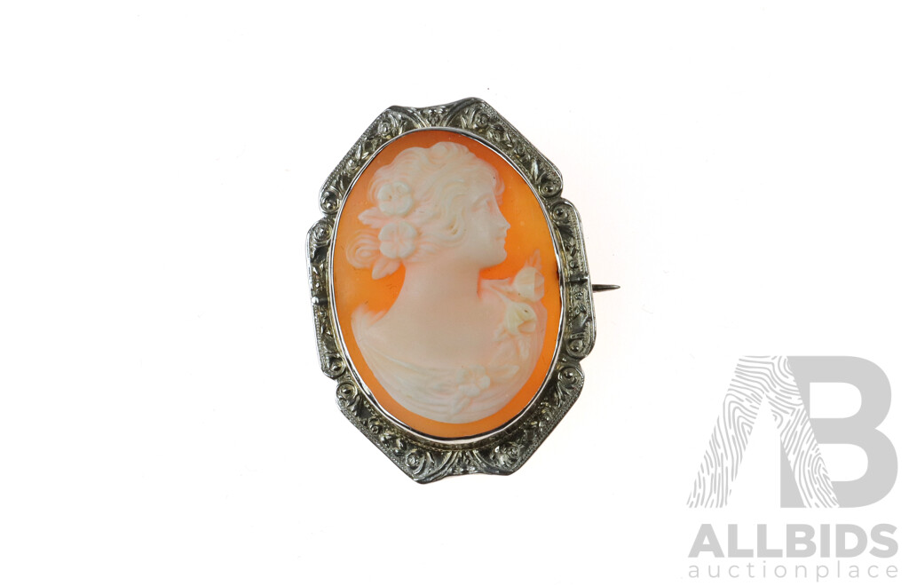 14CT White Gold Carved Shell Cameo Brooch with Beautiful Scroll Work Edging, 4.76 Grams