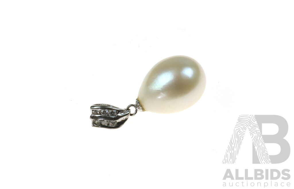 Freshwater Cultured Pearl Pendant with Sterling Silver Fittings