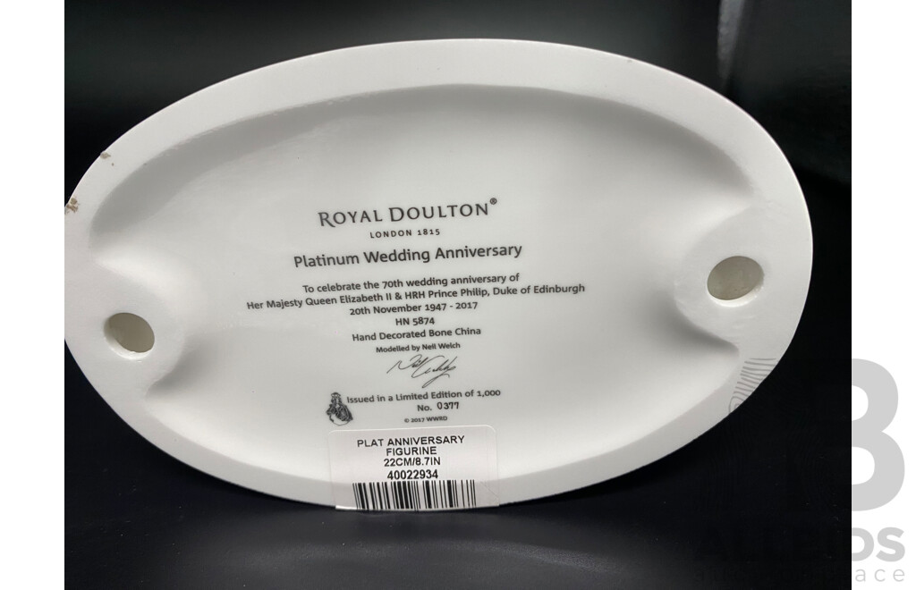 Royal Doulton the Queen's 'Platinum Wedding Anniversary' 22cm (40022934) No.377/1000
