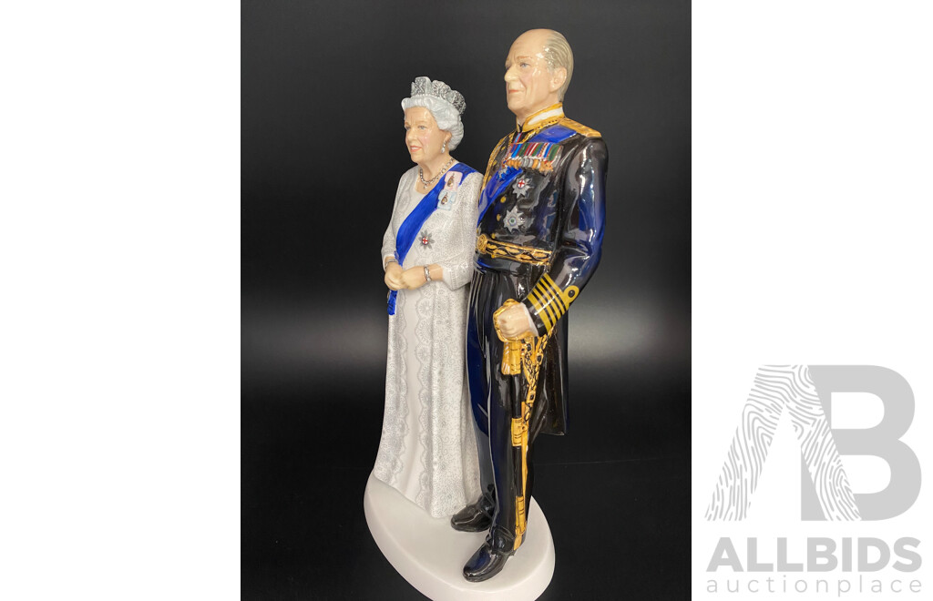 Royal Doulton the Queen's 'Platinum Wedding Anniversary' 22cm (40022934) No.377/1000