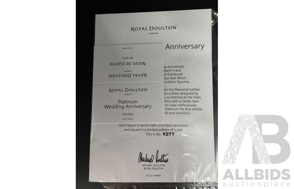 Royal Doulton the Queen's 'Platinum Wedding Anniversary' 22cm (40022934) No.377/1000