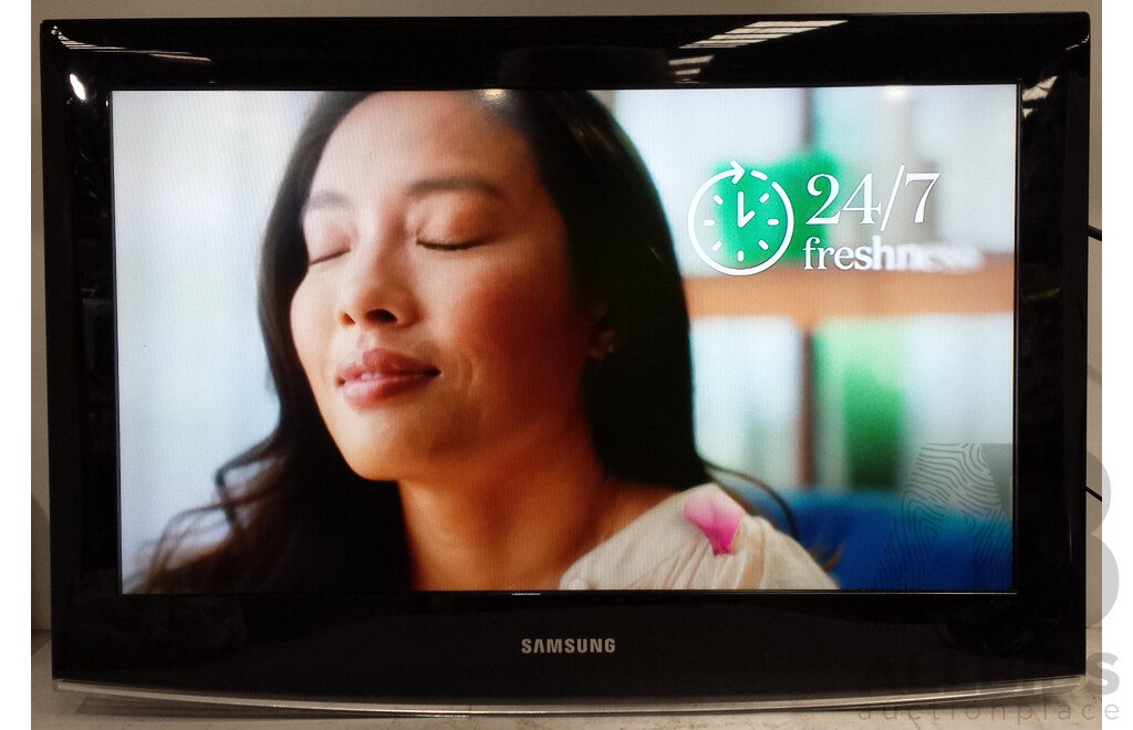 Samsung 26" LCD Television With Wall Mount Bracket