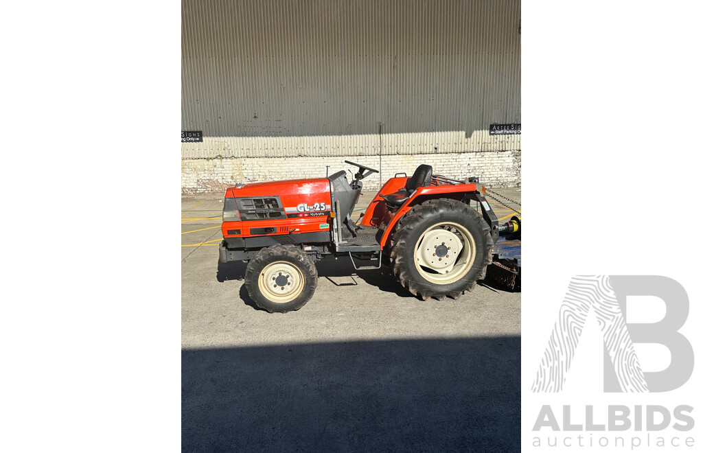 1994 Kubota GL 25 Sunshine GRANDELL Tractor ( with 11/2011 Slasher Attachment)