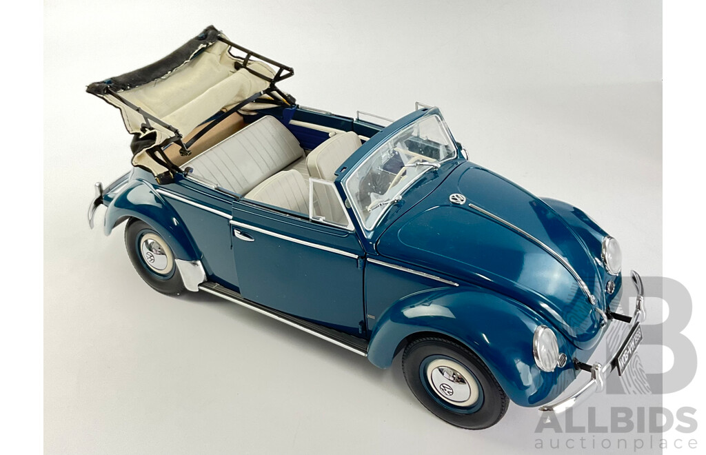 Sun Star 1958 Volkswagon Cabriolet 1:12 Scale Die Cast Model