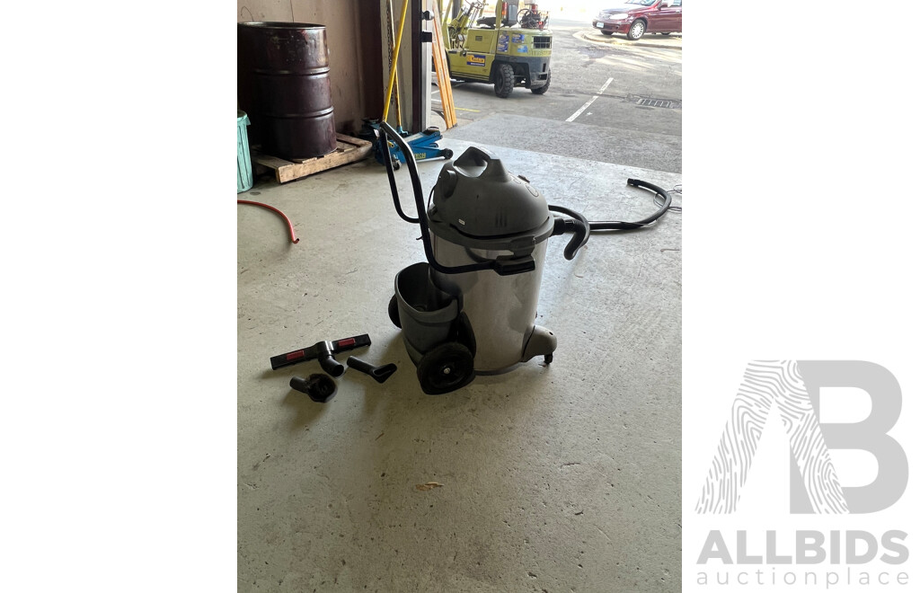 Ultra 60-1 IND Shop Vac & Attachments